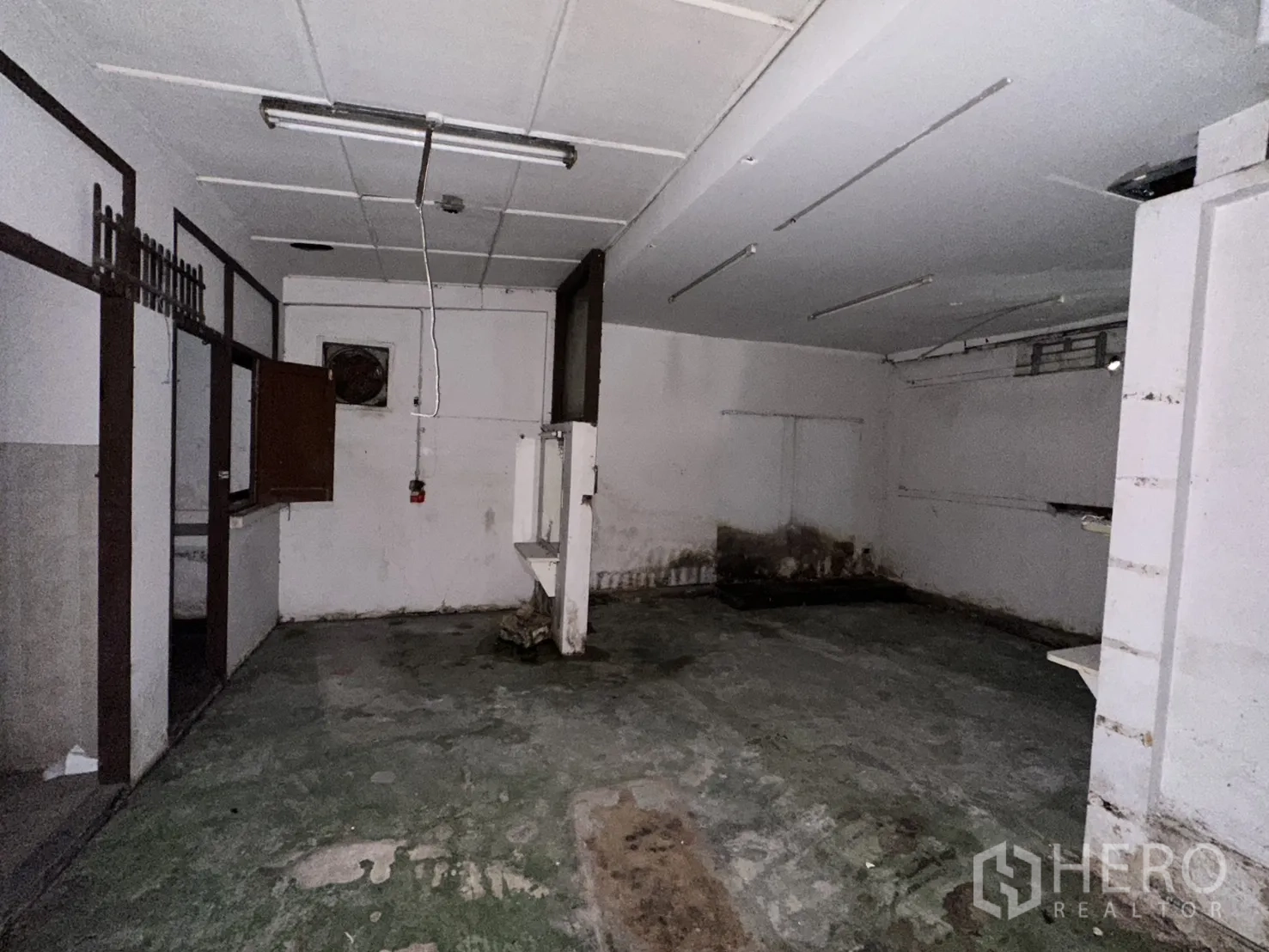 独栋房屋 for rent in Watthana, Bangkok - 简易杂物间，水泥地面与日光灯。