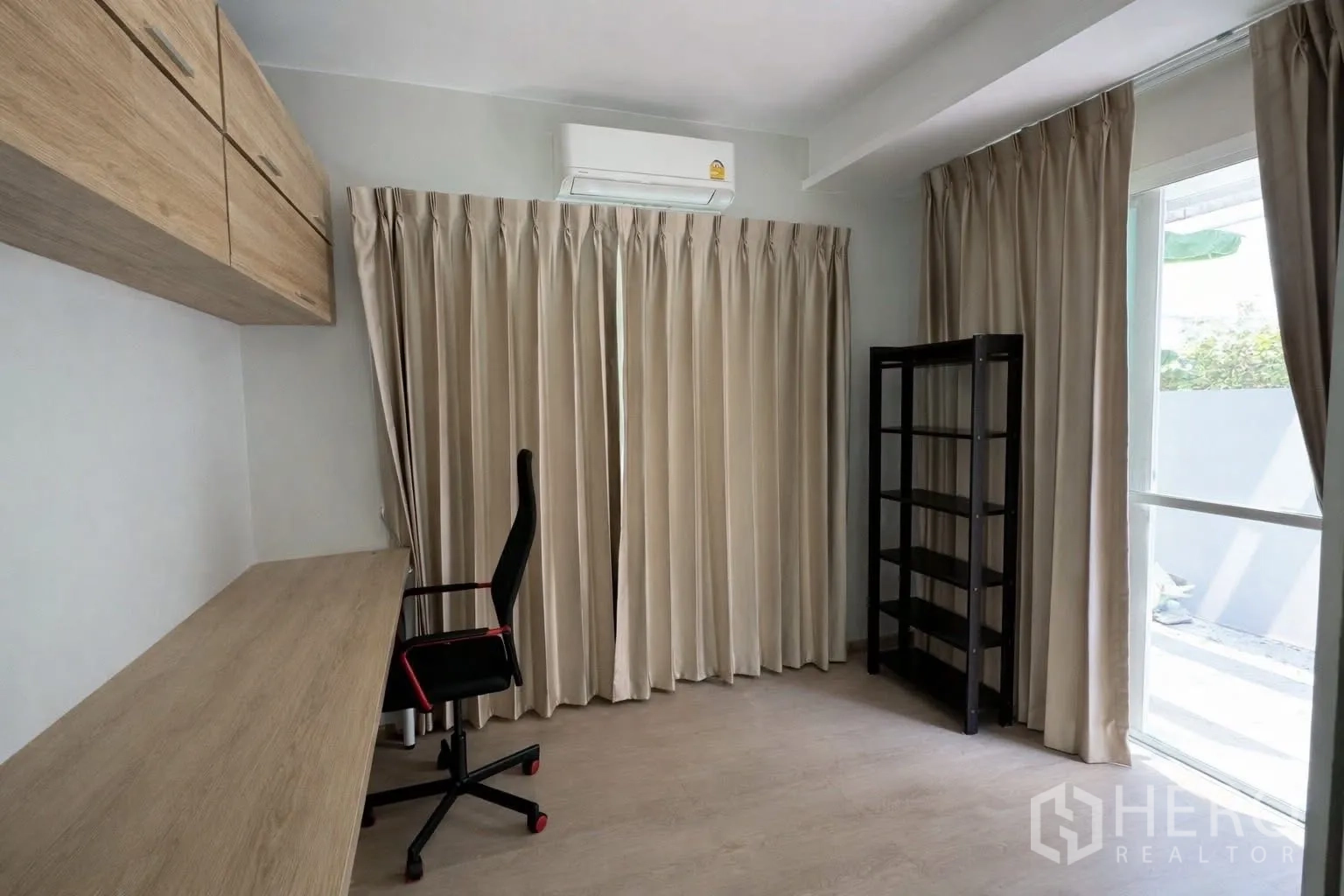 半独立式住宅 for rent in Prawet, Bangkok - 明亮书房，内置书桌、置物架、空调与落地窗帘。