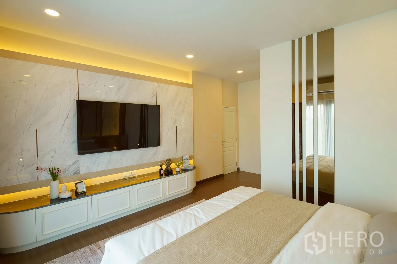 独立式住宅 for sale in Bang Phli, Samut Prakan - 主卧，大理石电视背景墙与暖色灯光