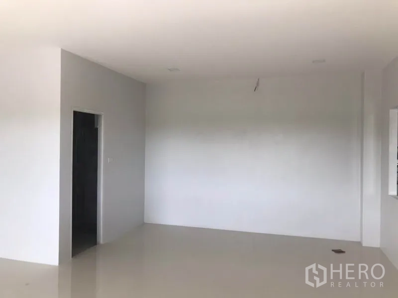 Factory for rent or sale in Mueang Samut Sakhon, Samut Sakhon - Second office room view with doorway and smooth tiled flooring.
