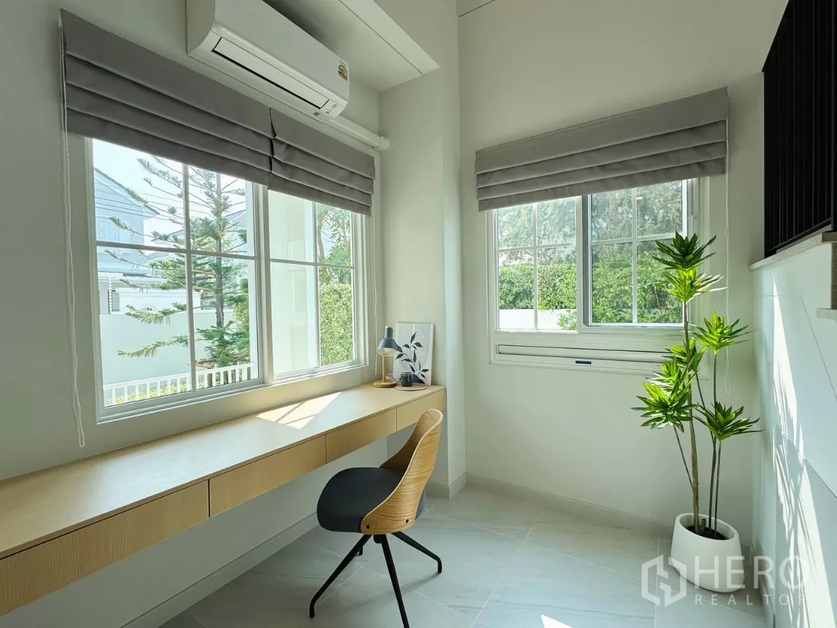 独立式住宅 出租在Bang Phli, Samut Prakan - 采光充足的书房，长条工作台、双窗与绿植