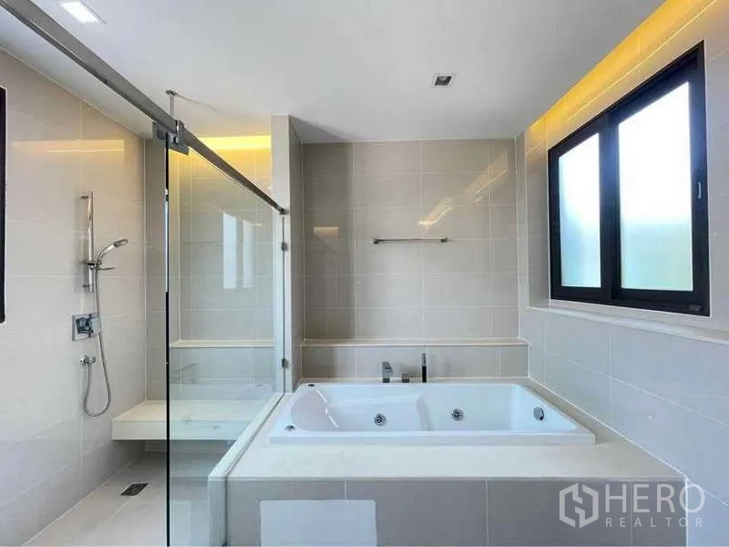 独立式住宅 出租在Bang Sue, Bangkok - 卫浴含玻璃淋浴间与嵌入式按摩浴缸
