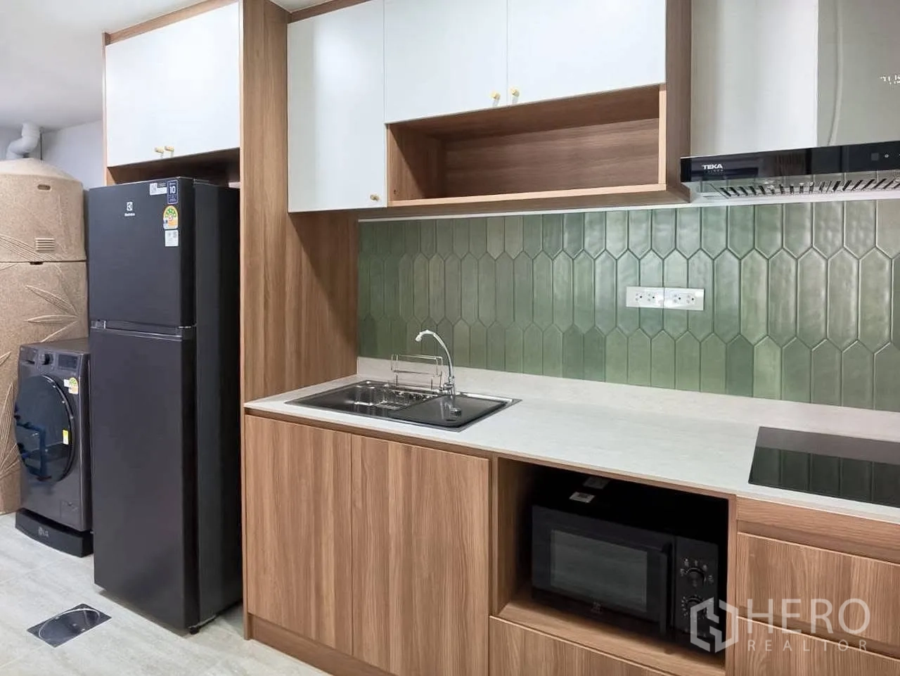 ทาวน์เฮาส์ for rent in Bang Phli, Samut Prakan - มุมครัวเห็นตู้เย็น ช่องไมโครเวฟ อ่างล้างจาน เตาไฟฟ้า และเครื่องซักผ้า