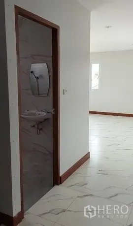 货栈 出租在Lam Luk Ka, Pathum Thani - 走廊与卫生间入口及洗手盆，连接采光充足的办公区