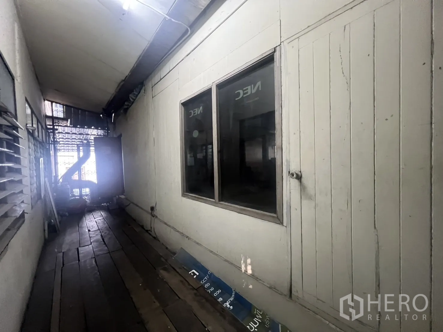零售空间 出租在Khlong Toei, Bangkok - 狭长走廊，木地板与侧窗。