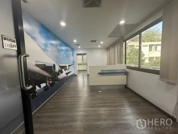 办公空间 出租在Khlong Toei, Bangkok - 入口走廊，飞机壁画与办公室窗户
