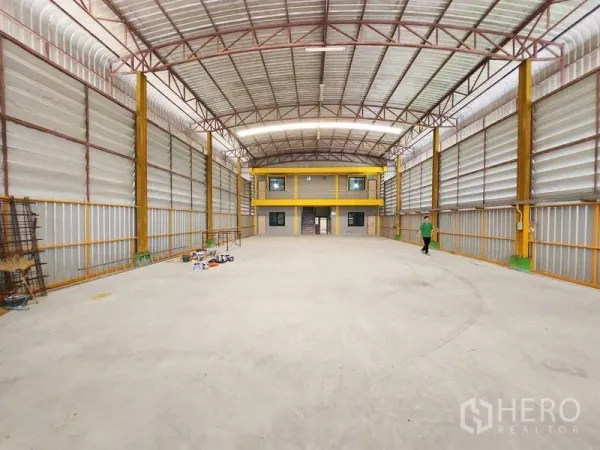 คลังสินค้า ให้เช่าในLat Krabang, Bangkok - ฮอลล์โกดังมองไปยังออฟฟิศชั้นลอยสองชั้นภายในอาคาร