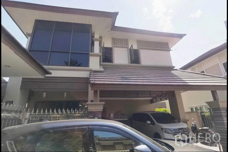 独立式住宅 出售在Bang Yai, Nonthaburi - 现代立面，大面积转角玻璃和双车位车棚