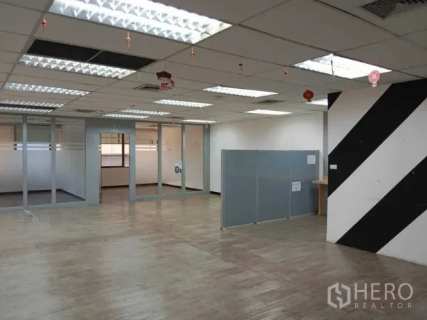 办公空间 出租在Watthana, Bangkok - 宽敞办公室，黑白斜纹特色墙、隔板分区及玻璃会议室。