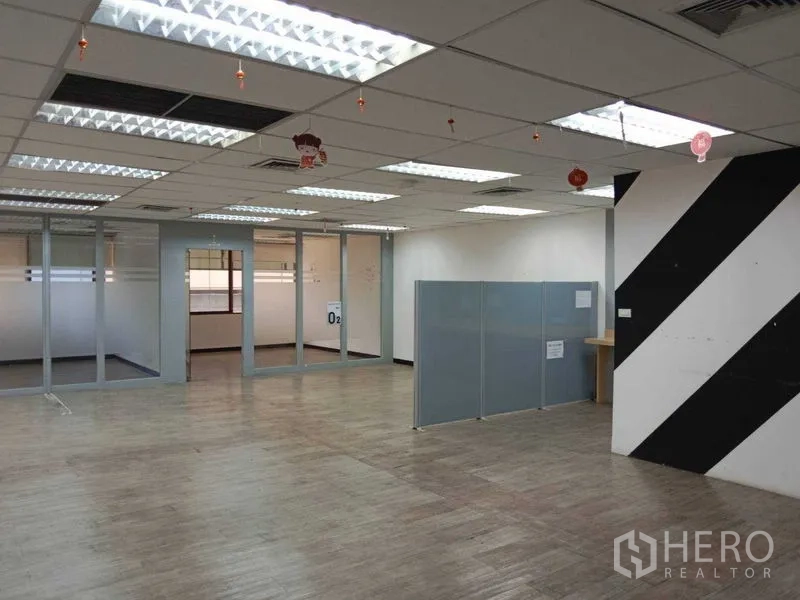 办公空间 出租在Watthana, Bangkok - 宽敞办公室，黑白斜纹特色墙、隔板分区及玻璃会议室。
