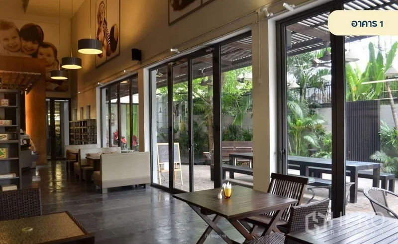 พื้นที่ขายปลีก ให้เช่าในWang Thonglang, Bangkok - โชว์รูมเพดานสูง บรรยากาศคาเฟ่ โต๊ะนั่ง และประตูกระจกบานเลื่อนเปิดสู่ลาน