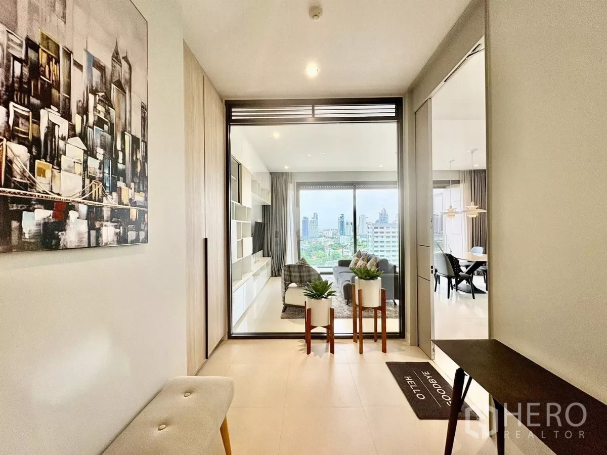 公寓 出租在Watthana, Bangkok - 入户前厅通往客厅，通过推拉玻璃可见城市景观。