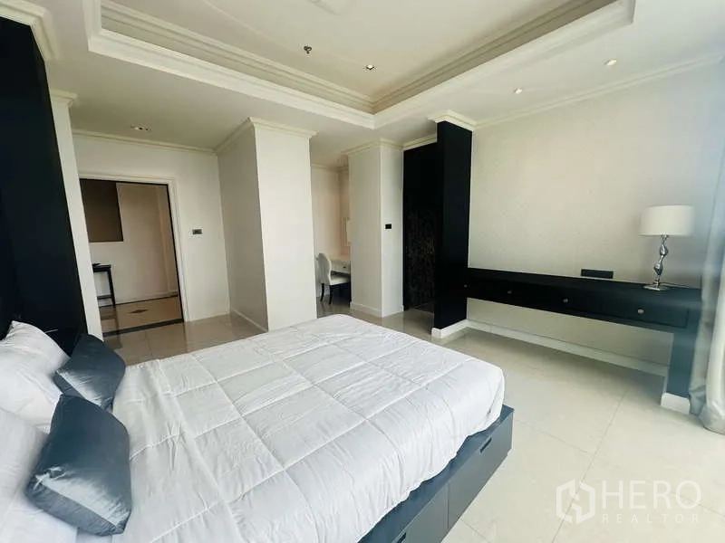 Condominium for rent or sale in Khlong Toei, Bangkok - Large bedroom with tray ceiling, work desk and wide windows bringing in natural light.