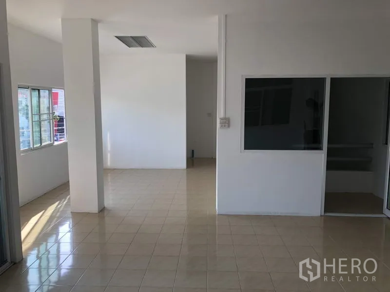 โรงงาน ให้เช่าในLam Luk Ka, Pathum Thani - ออฟฟิศชั้นบนรับแสงธรรมชาติ พื้นกระเบื้อง