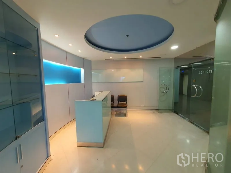 办公空间 出租在Watthana, Bangkok - 现代接待区，弧形天花、玻璃门与前台柜台。