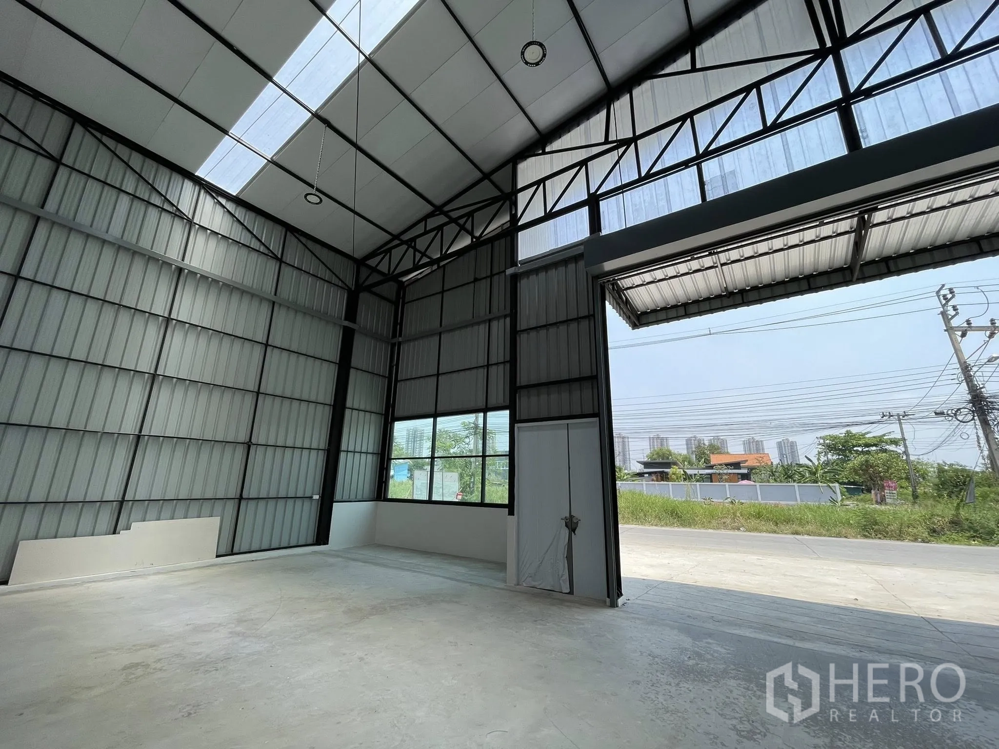 โกดัง for rent in Pak Kret, Nonthaburi - พื้นที่ด้านหน้าภายใน เปิดสู่ถนน พร้อมหน้าต่างกระจกมุมอาคาร