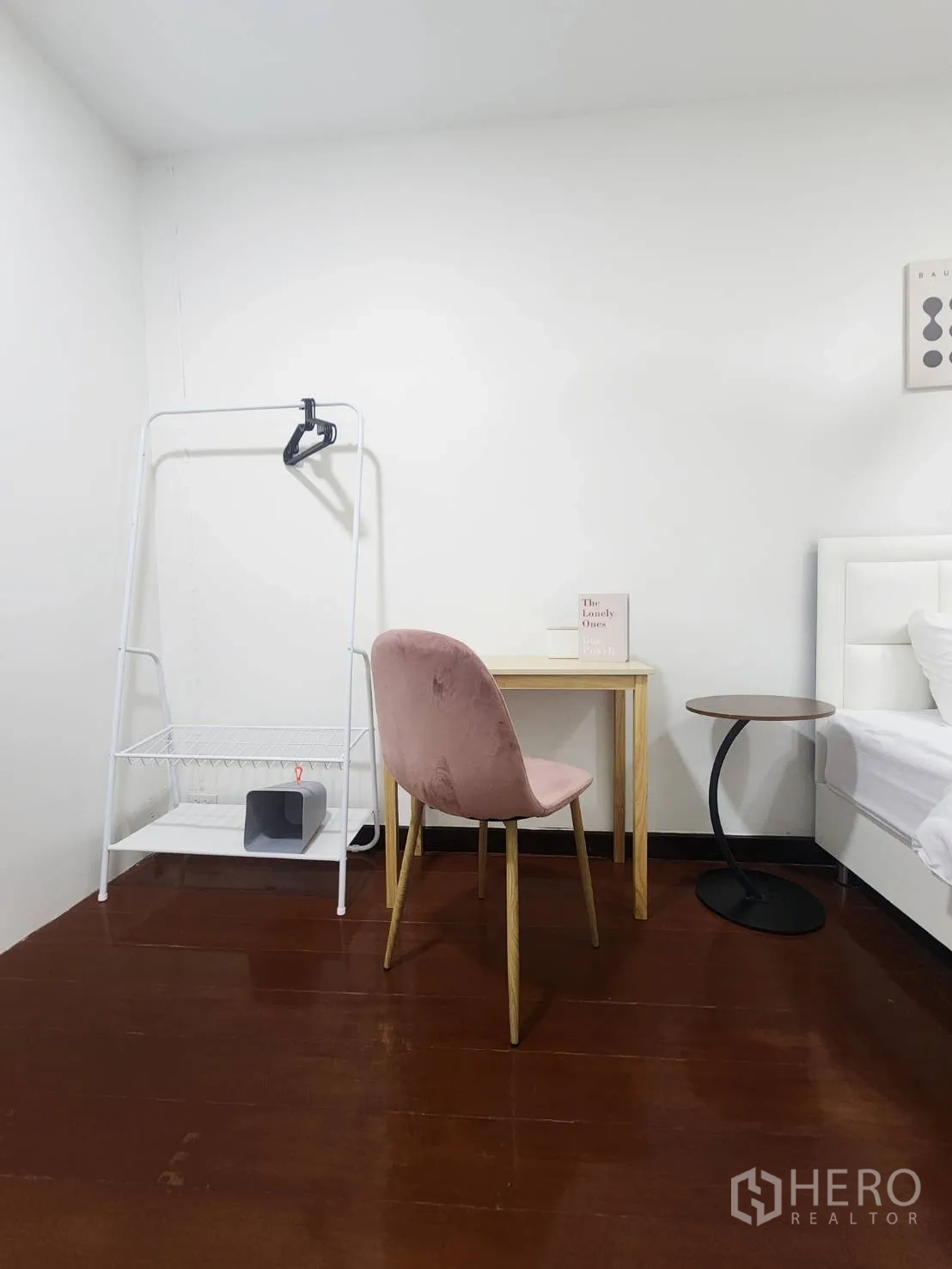บ้านเดี่ยว for rent in Huai Khwang, Bangkok - มุมโต๊ะทำงานพร้อมเก้าอี้กำมะหยี่สีชมพูและราวแขวนเสื้อบนพื้นไม้