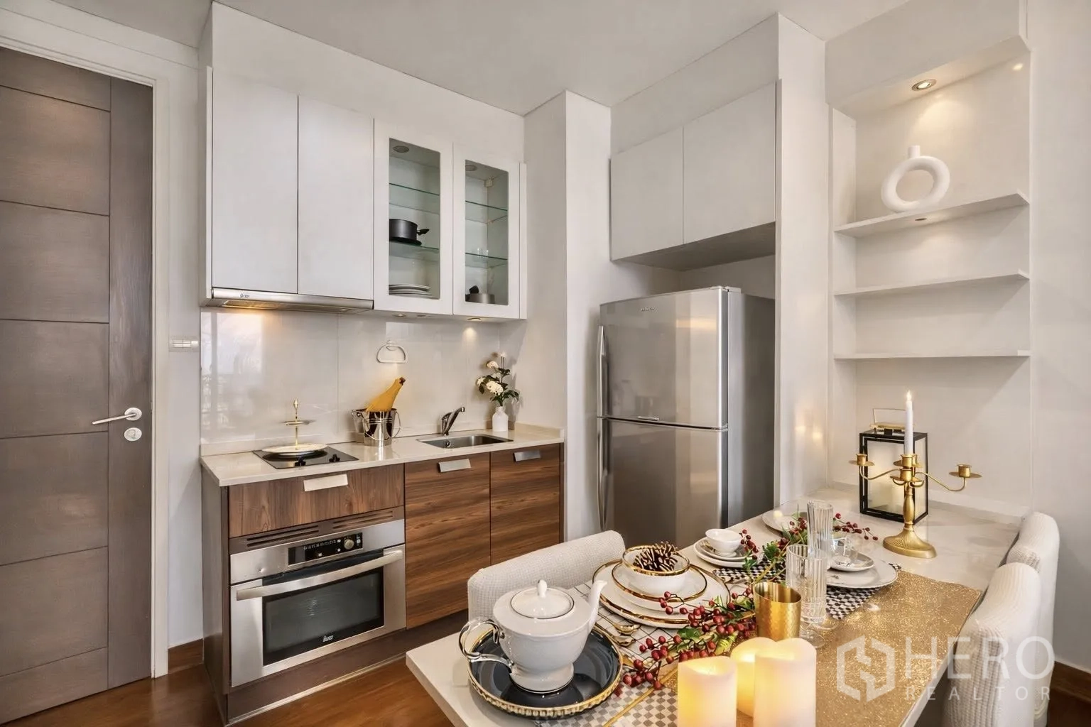 คอนโด for rent or sale in Watthana, Bangkok - ครัวสมัยใหม่พร้อมเตา เตาอบ อ่างล้างจาน และตู้เย็นขนาดใหญ่