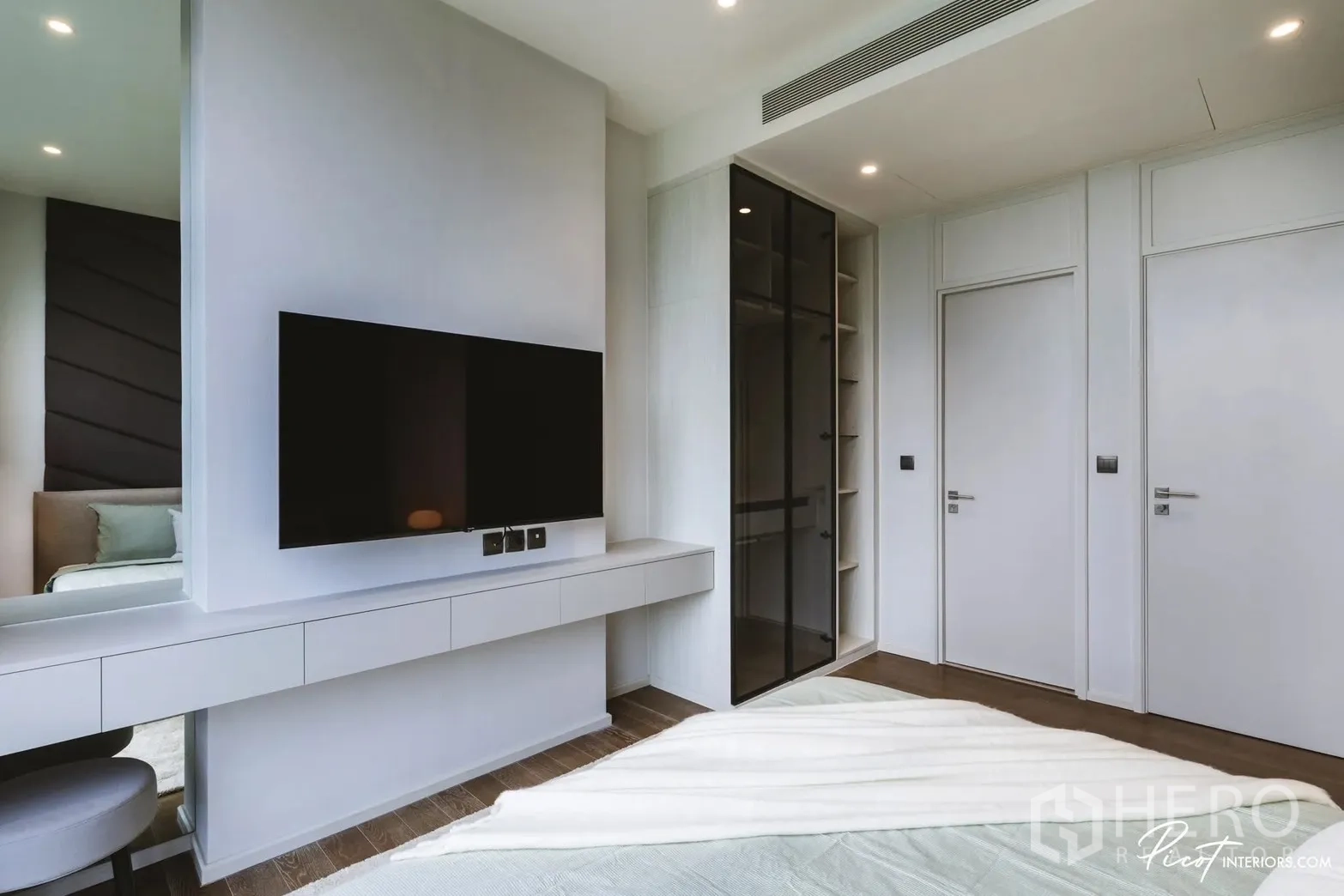 คอนโด for rent in Pathum Wan, Bangkok - ห้องนอนติดทีวีแขวนผนังและตู้เสื้อผ้าบิวท์อินบานกระจกสีชา