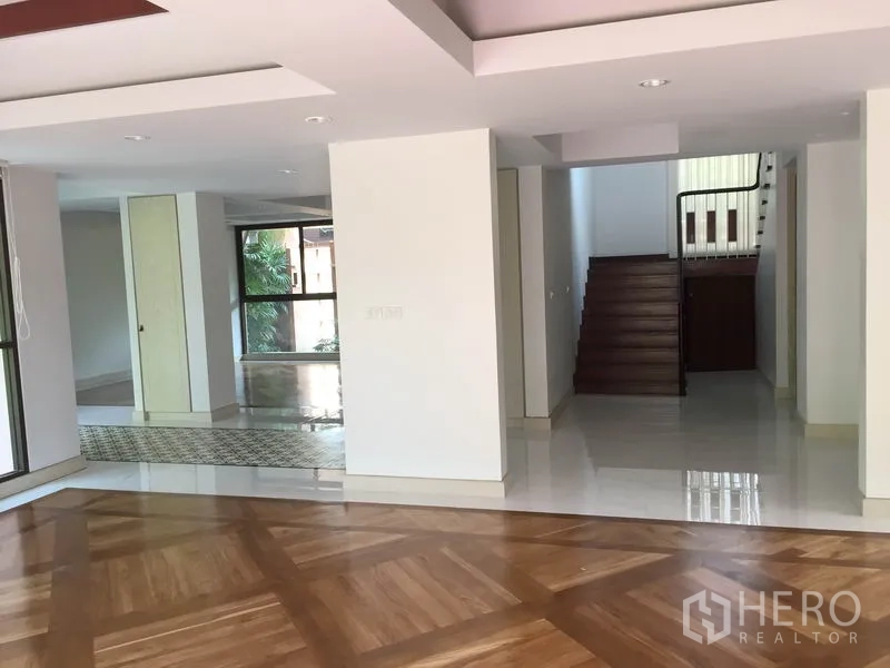 独立式住宅 出租在Sathon, Bangkok - 一层宽敞空间，光亮地面与通往二层的楼梯