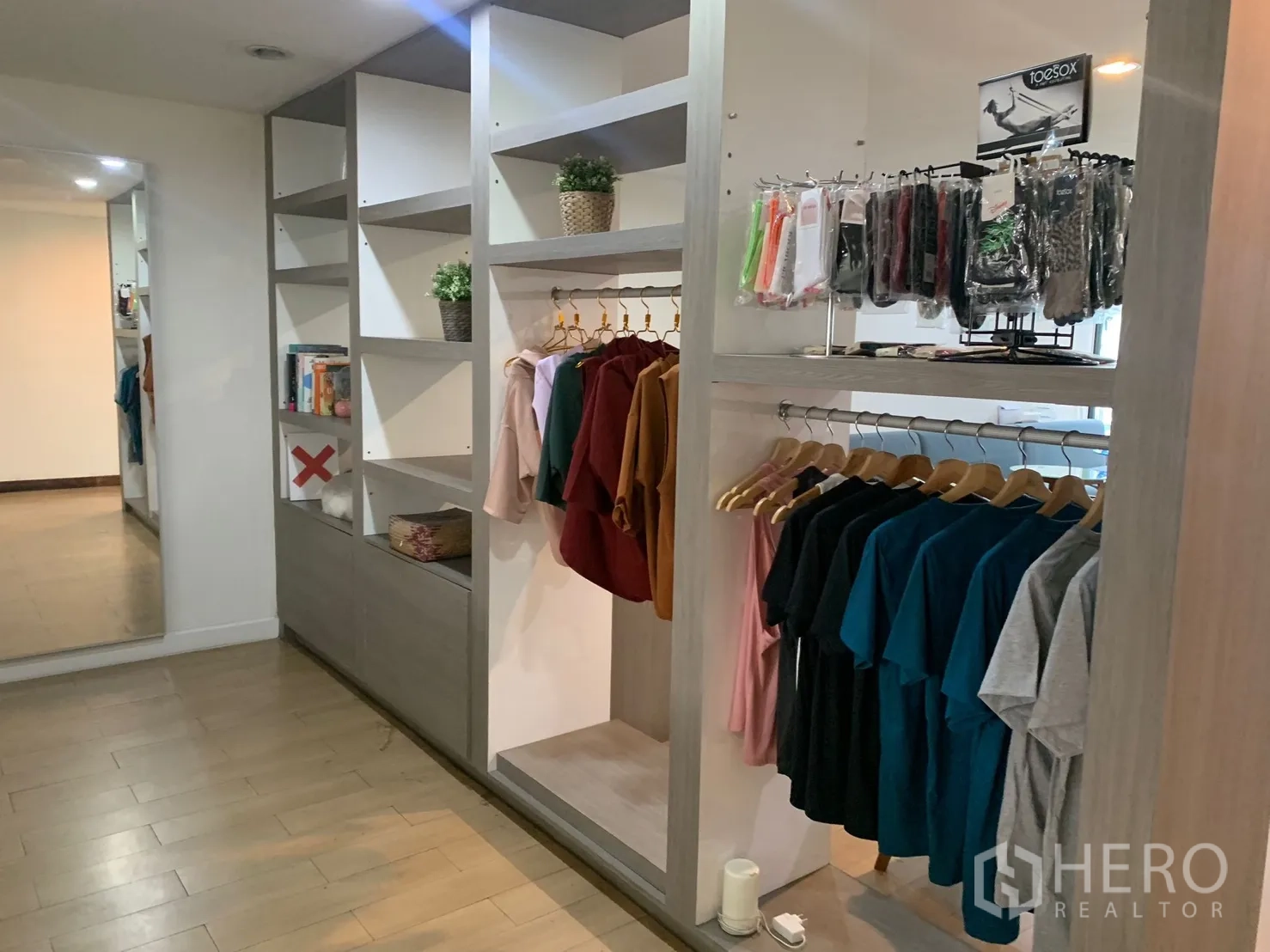 店屋 出租在Watthana, Bangkok - 内置货架与衣架，用于店内陈列