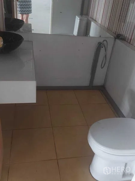 Retail Space for rent in Pathum Wan, Bangkok - Restroom with toilet, vessel sink and mirror on tiled flooring.