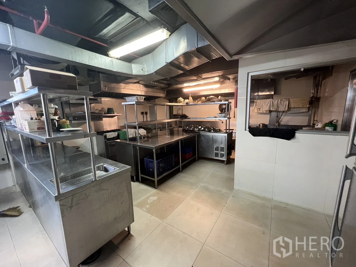 零售空间 出租在Watthana, Bangkok - 专业商用厨房，带排烟、操作台与置物架