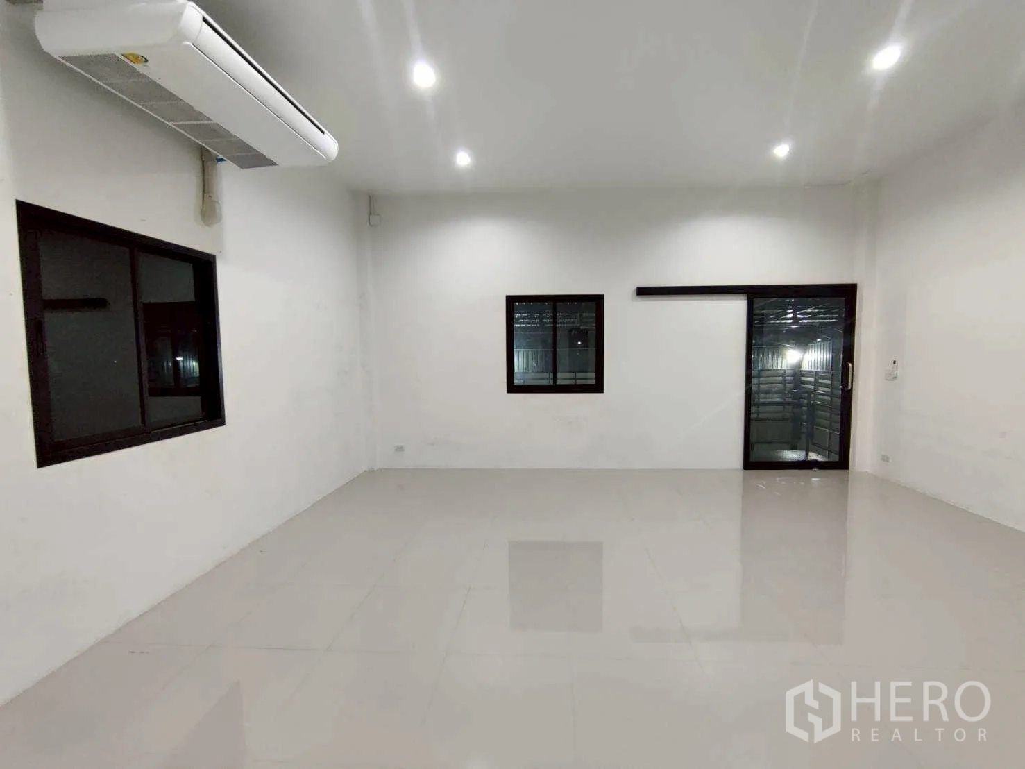 Warehouse for rent in Lam Luk Ka, Pathum Thani - Office room overlooking the warehouse via a glass door, ready for setup.