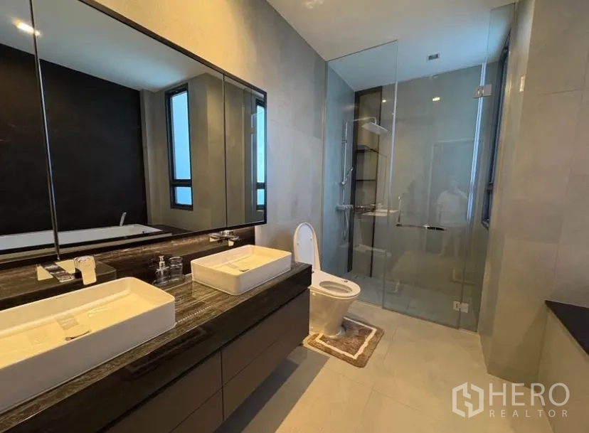 บ้านเดี่ยว for rent in Suan Luang, Bangkok - ห้องน้ำในตัวพร้อมเคาน์เตอร์คู่ ฝักบัวกระจก และโถสุขภัณฑ์