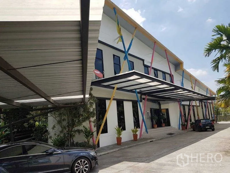 โรงงาน ขายในSaphan Sung, Bangkok - มุมมองด้านหน้าอาคารโรงงาน คานสีสันและกันสาดเด่นชัด