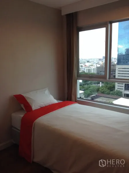 คอนโด ให้เช่าในHuai Khwang, Bangkok - ห้องนอนเตียงเดี่ยว พร้อมหน้าต่างบานใหญ่เห็นวิวเมืองย่านพระราม 9