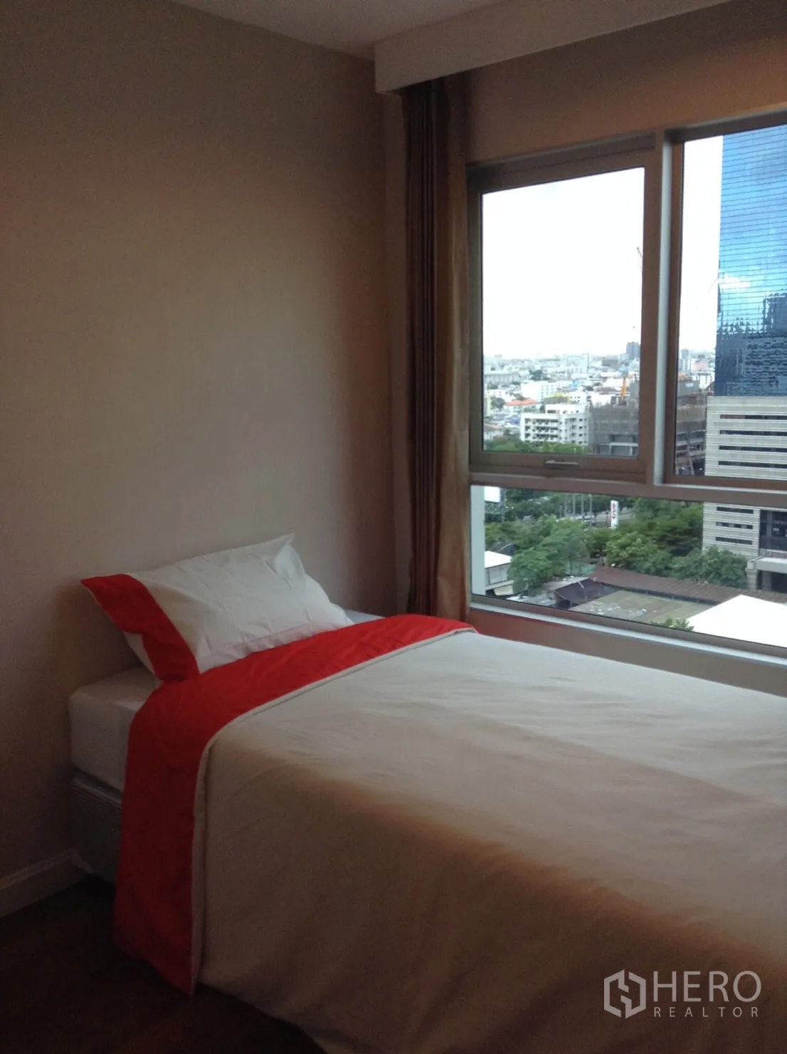คอนโด ให้เช่าในHuai Khwang, Bangkok - ห้องนอนเตียงเดี่ยว พร้อมหน้าต่างบานใหญ่เห็นวิวเมืองย่านพระราม 9