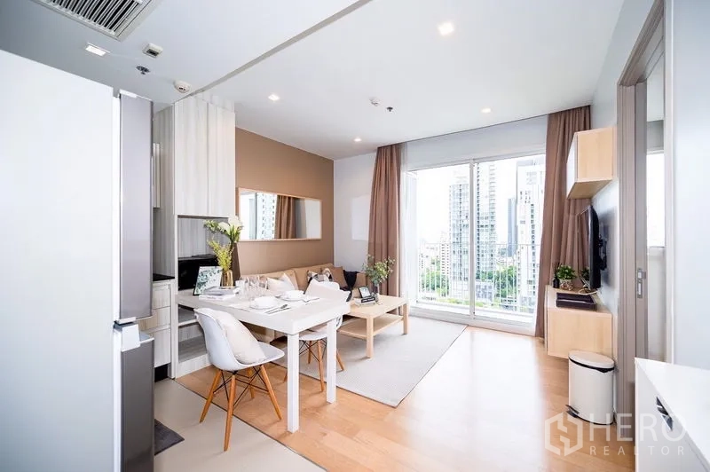公寓 出租或出售在Watthana, Bangkok - 通透的客餐厅一体空间，带开放式厨房与阳台门，眺望通罗城区景观