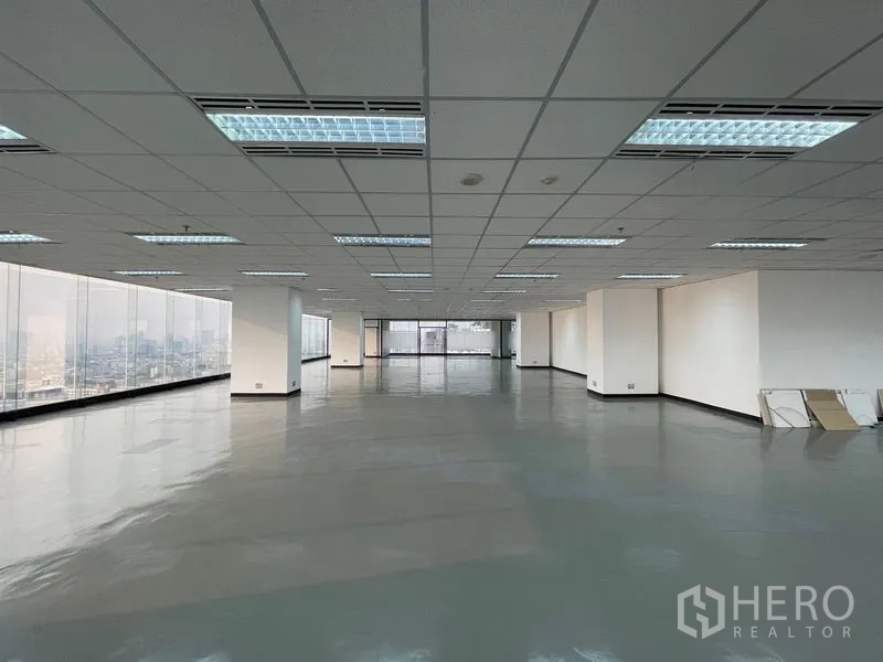 Office Space for rent in Din Daeng, Bangkok - Expansive corner office space with panoramic windows on two sides.