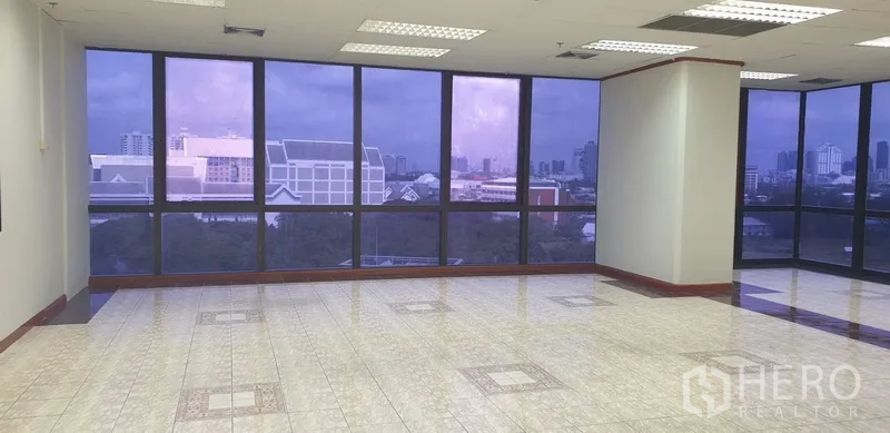Office Space for rent in Din Daeng, Bangkok - Bright empty office featuring a wall of windows and expansive views across central Bangkok.