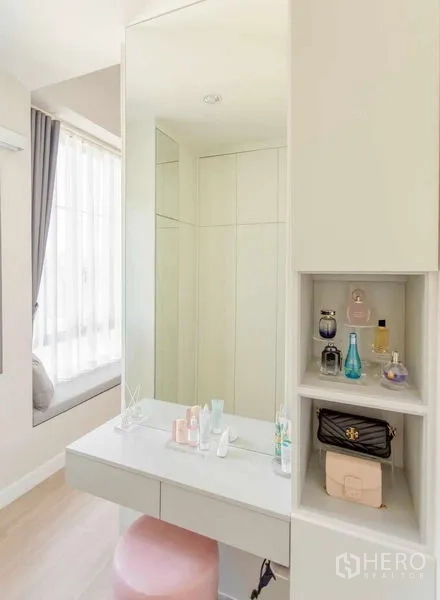 บ้าน ให้เช่าในBang Khun Thian, Bangkok - โต๊ะเครื่องแป้งบิวท์อิน กระจกเต็มตัว พร้อมชั้นวางของ ข้างม้านั่งริมหน้าต่าง