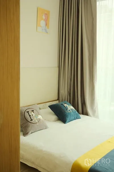 Condominium for rent in Bang Rak, Bangkok - Minimal bedroom with double bed, tall curtains and soft daylight.