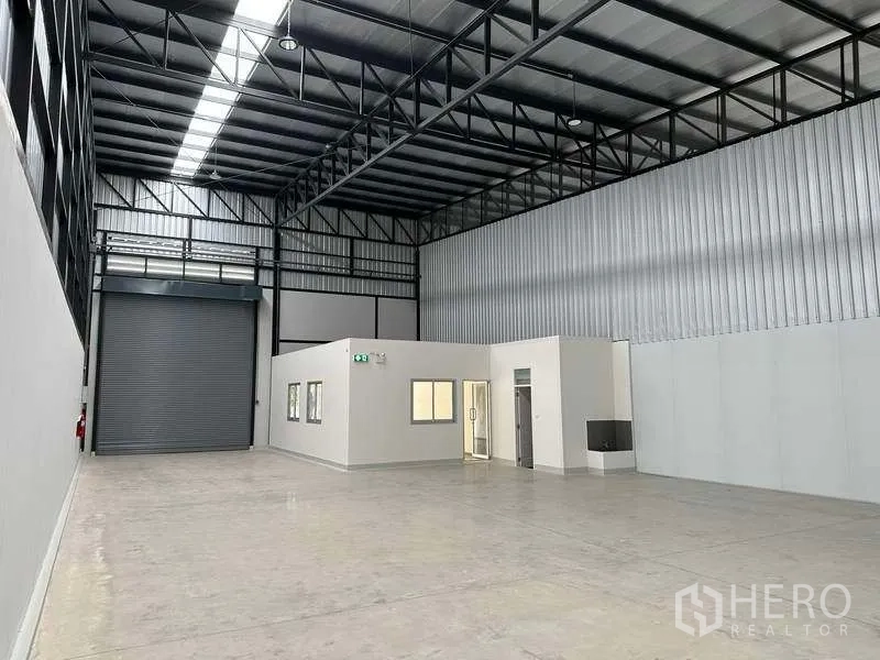 工厂 出租在Bang Phli, Samut Prakan - 开阔生产区，抛光混凝土地面与隔热屋面
