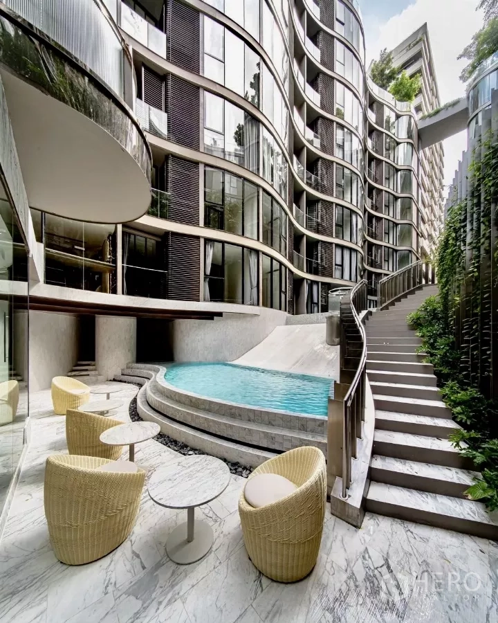 公寓 出租在Khlong Toei, Bangkok - 户外泳池，阶梯式平台与弧线建筑立面。