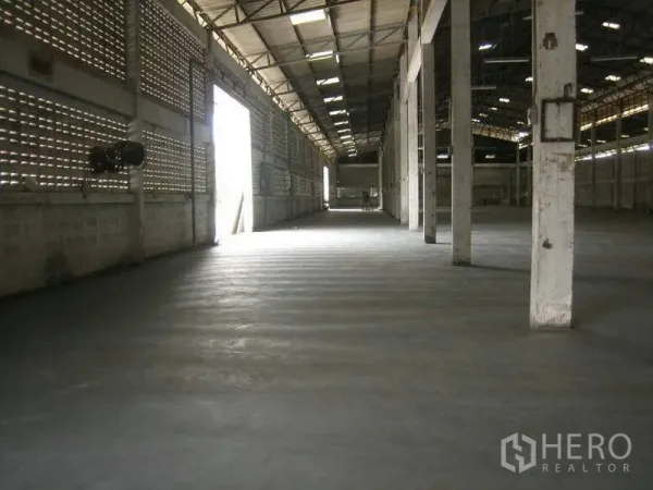 คลังสินค้า ให้เช่าในMin Buri, Bangkok - ภายในโกดังโล่ง เพดานเหล็กสูง พื้นคอนกรีต มีช่องแสงและเสาค้ำ ในเขตมีนบุรี กรุงเทพฯ