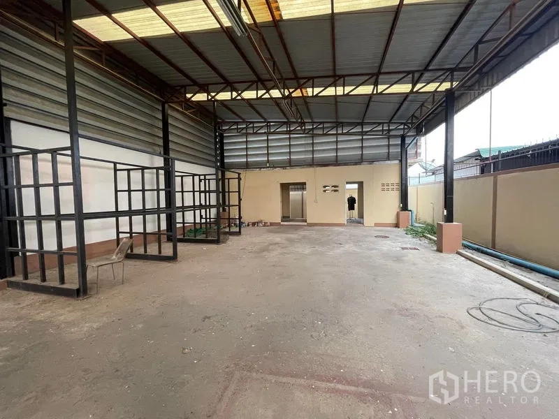 Factory for rent in Lat Lum Kaeo, Pathum Thani - Rear covered workspace with steel frames and access to service rooms.