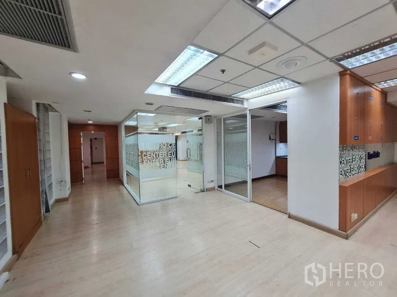สำนักงาน ให้เช่าในRatchathewi, Bangkok - พื้นที่ต้อนรับและห้องแบ่งด้วยผนังกระจก ตู้บิวท์อิน และไฟสว่างทั่วพื้นที่