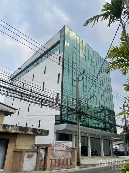 带办公室的家 出租或出售在Wang Thonglang, Bangkok - 建筑侧立面，带雨棚车位与街景