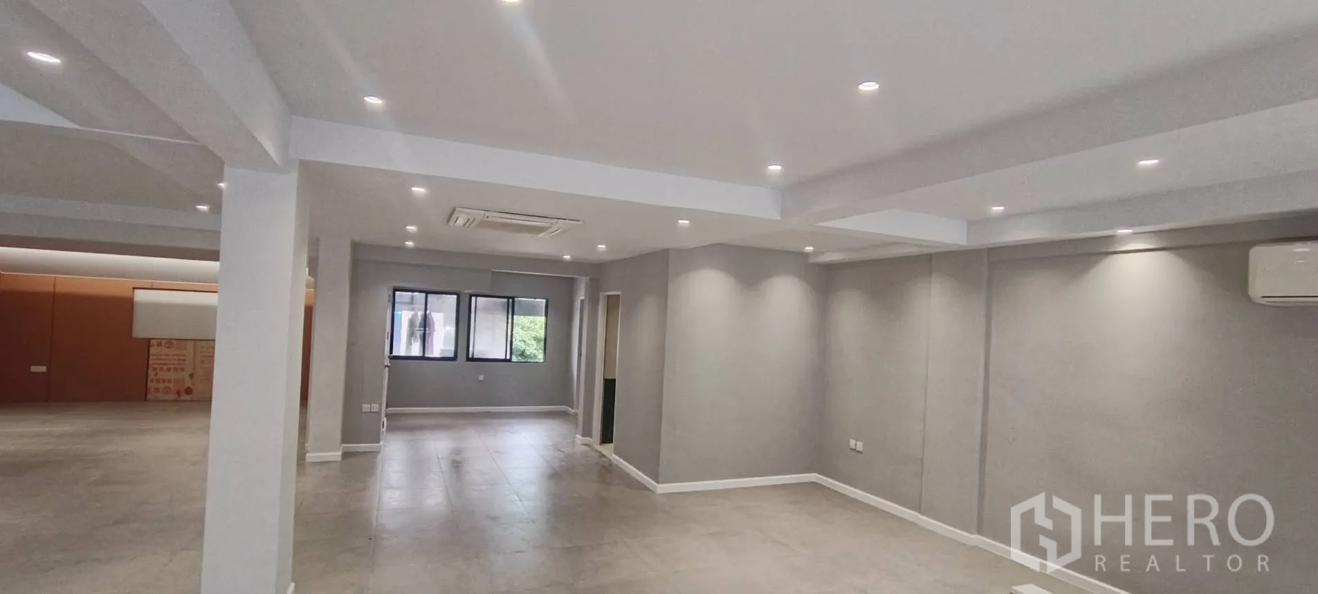 Office Space for rent in Watthana, Bangkok - Large office zone with columns, windows, and ceiling lights.