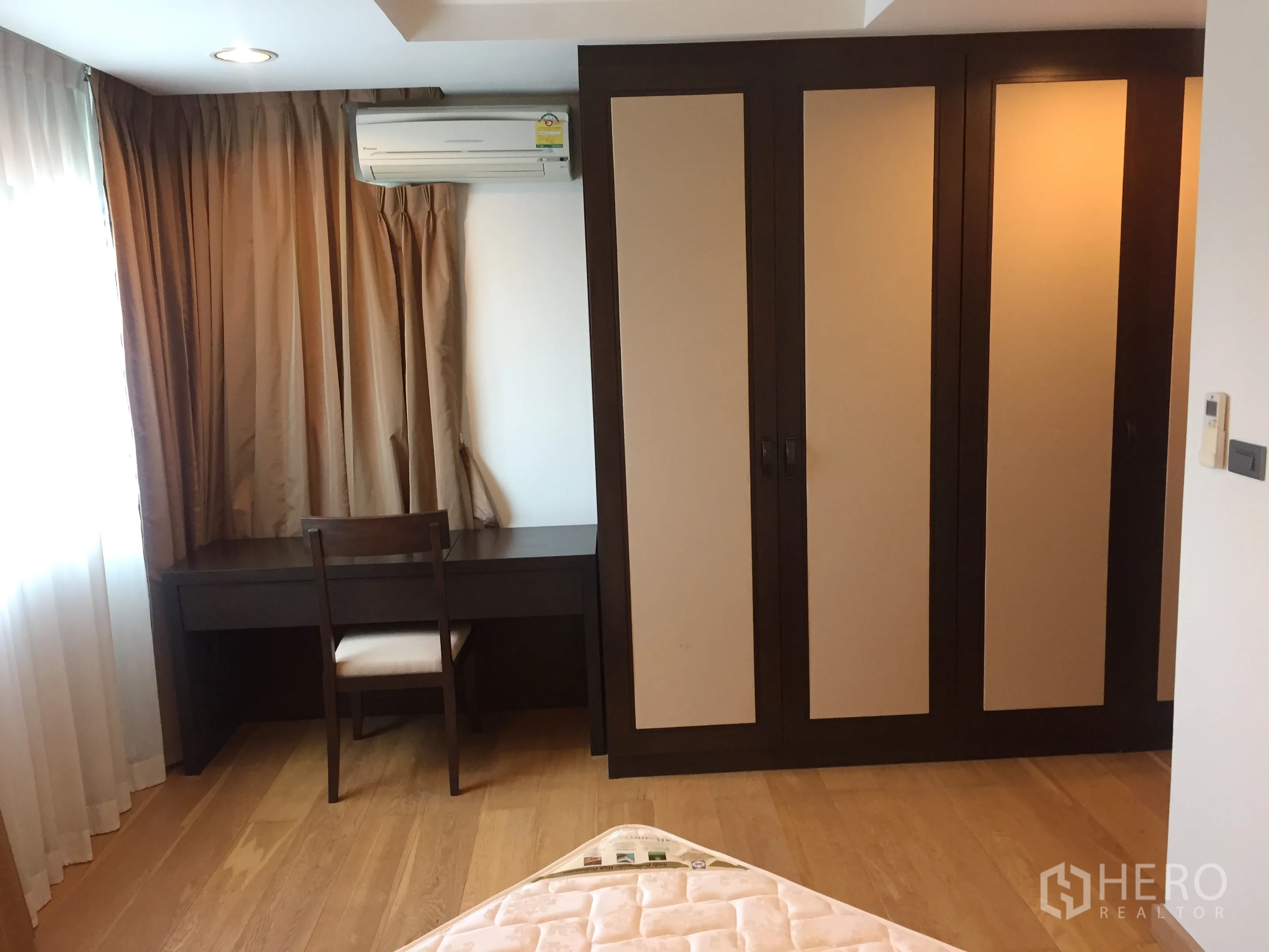 คอนโด ให้เช่าในSathon, Bangkok - ห้องนอนที่สองพร้อมตู้เสื้อผ้าบานใหญ่ โต๊ะทำงานริมหน้าต่าง และพื้นไม้โทนอุ่น