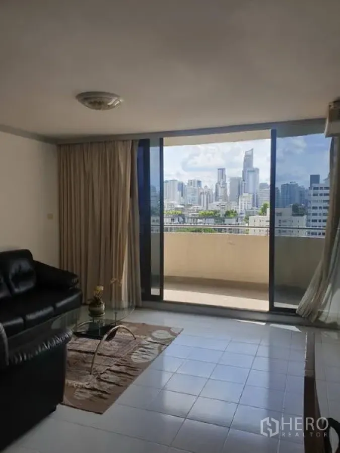 คอนโด ให้เช่าในWatthana, Bangkok - ห้องนั่งเล่นมีประตูกระจกสไลด์ออกสู่ระเบียง วิวสกายไลน์กรุงเทพฯ