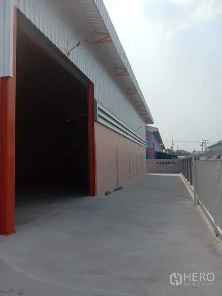 คลังสินค้า ให้เช่าในPathum Thani - ด้านข้างโกดังมีพื้นที่ชาร์จสินค้าและทางเท้าคอนกรีตสำหรับรถบรรทุก