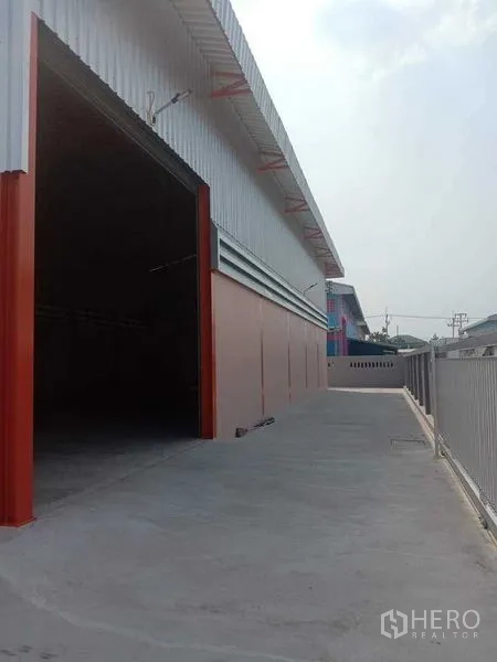 คลังสินค้า ให้เช่าในPathum Thani - ด้านข้างโกดังมีพื้นที่ชาร์จสินค้าและทางเท้าคอนกรีตสำหรับรถบรรทุก