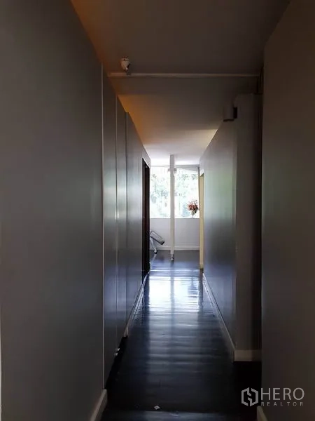 Retail Space for rent in Khlong Toei, Bangkok - Long hallway leading to a bright front room with windows at the end.