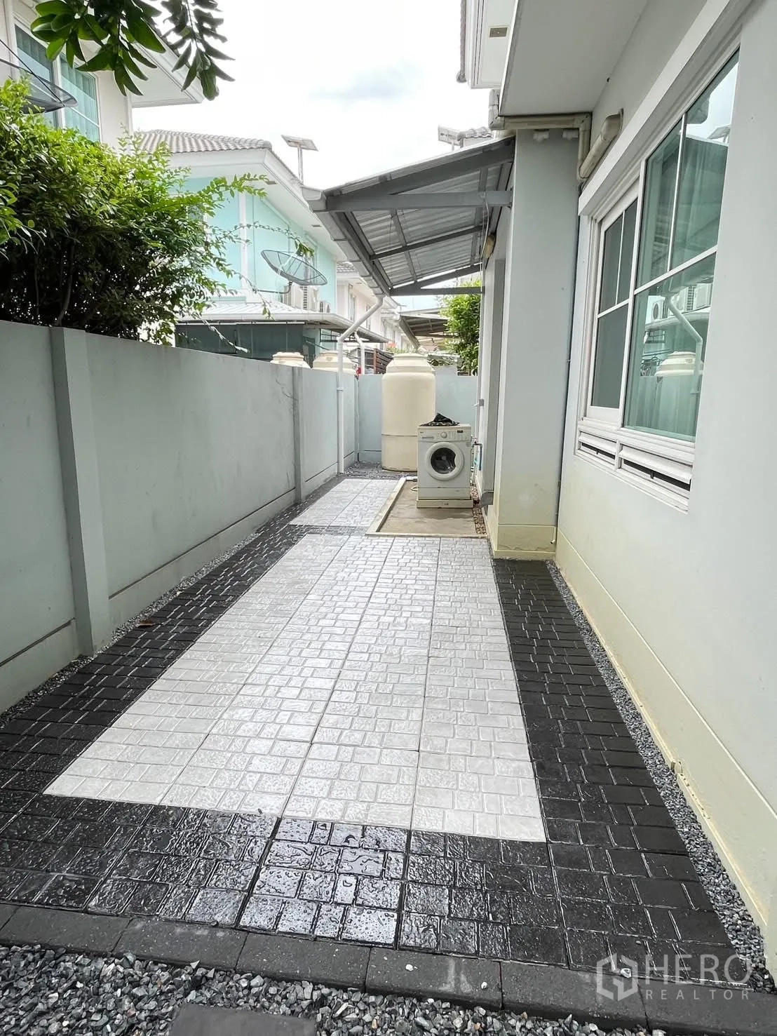 บ้านเดี่ยว for rent in Bang Phli, Samut Prakan - ทางเดินข้างบ้านปูกระเบื้อง มีหลังคากันสาดและเครื่องซักผ้า